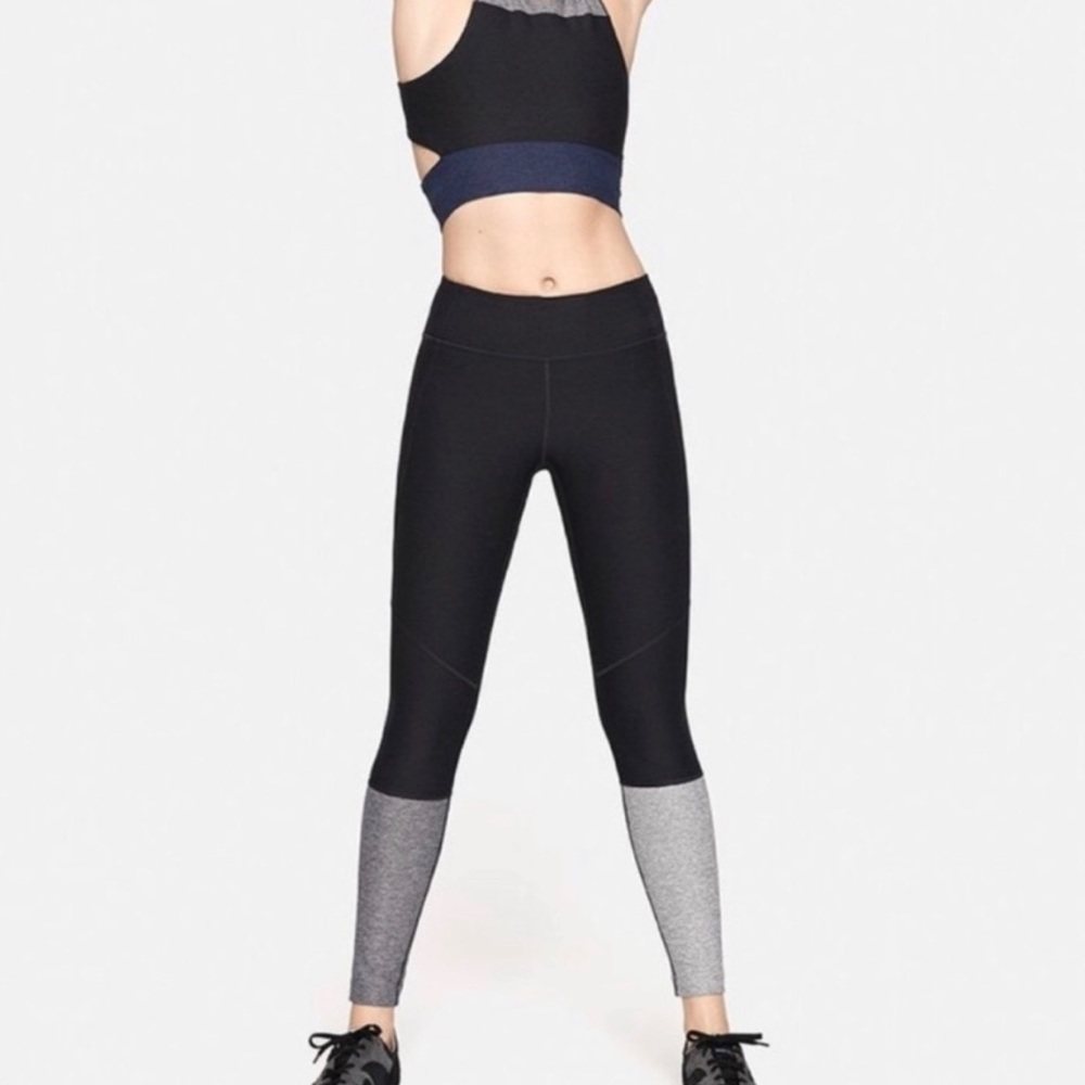 Outdoor Voices 3/4 dip warmup leggings